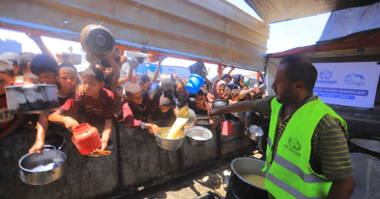 Gazze'de Sıcak Yemek Dağıtımlarımız Devam Ediyor